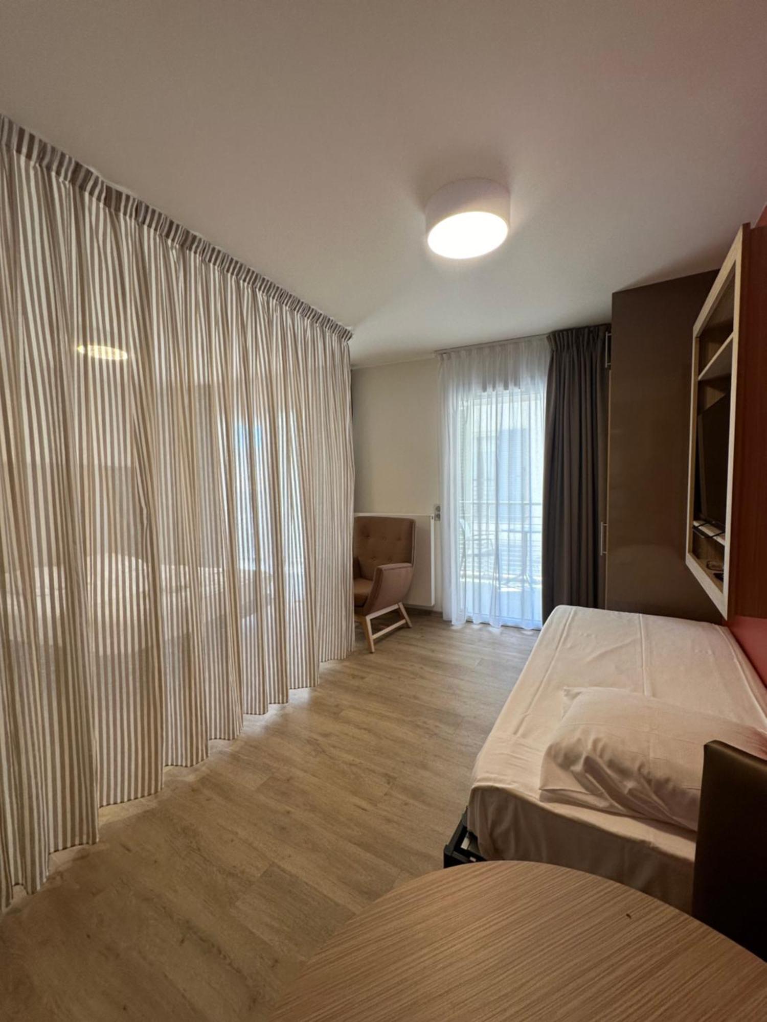 Zenao Frejus Aparthotel Bagian luar foto