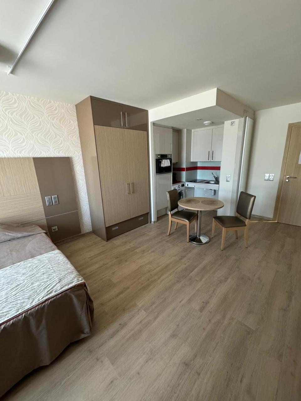Zenao Frejus Aparthotel Bagian luar foto